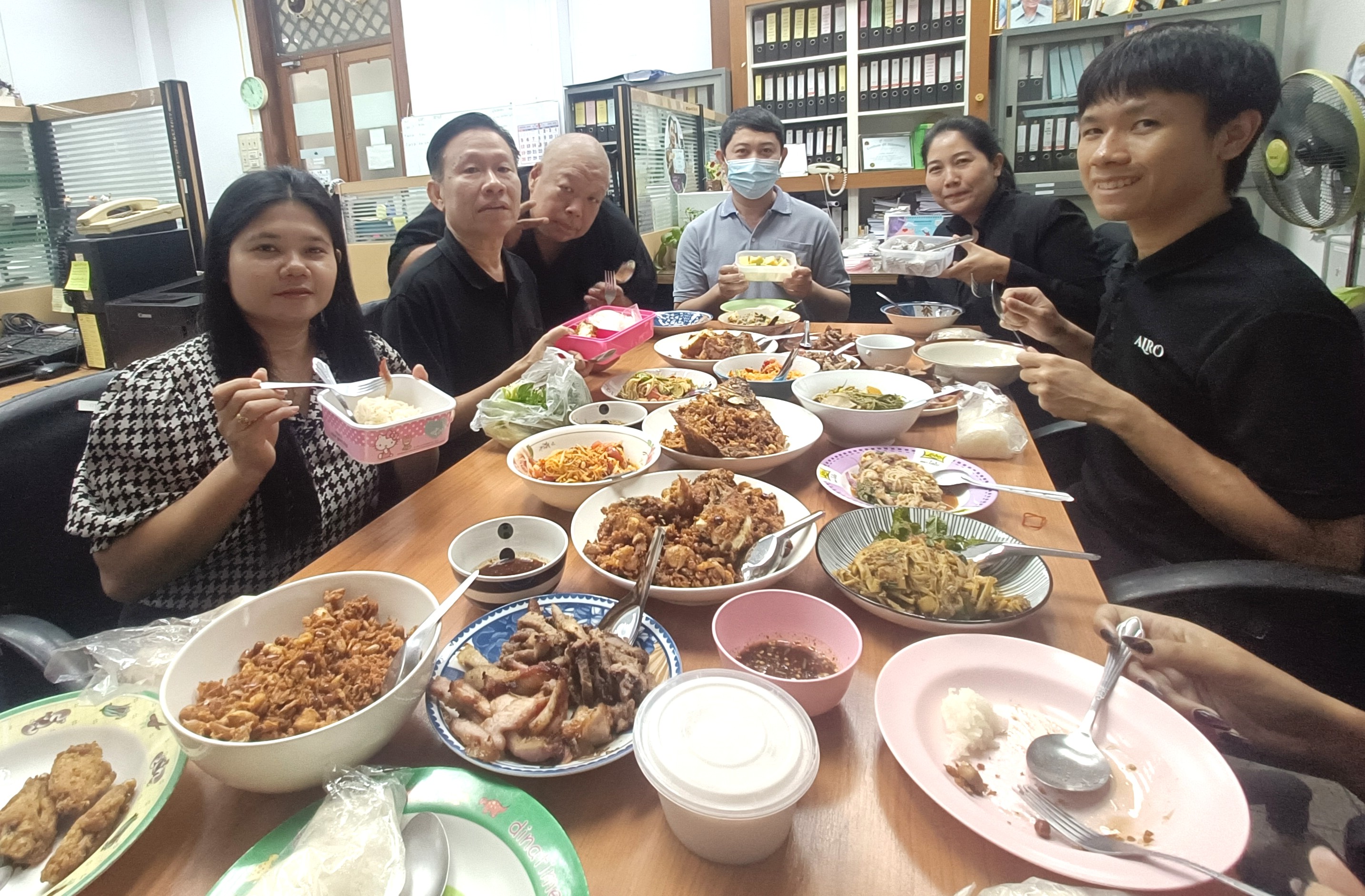 title - กลุ่มพัฒนาระบบบริหาร ส.ป.ก. ร่วมทำกิจกรรมหิ้วปิ่นโตรับประทานอาหารร่วมกัน 